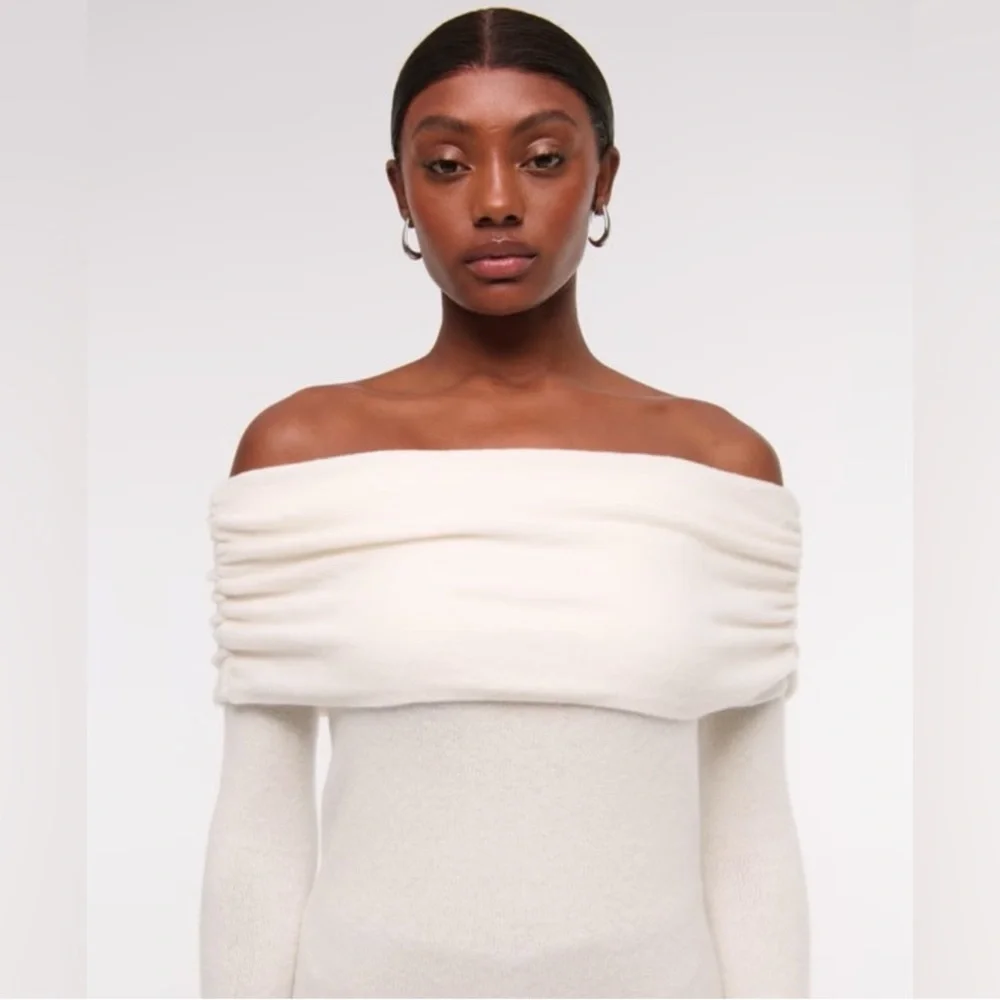 Abercrombie & Fitch Off-the-Shoulder Sweater in Oatmeal - Picture 4 of 5